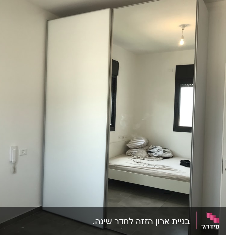 ארון בגדים עם דלתות הזזה ומראה